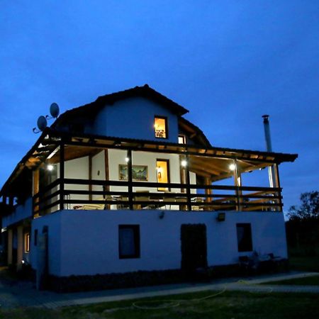 Vila Tadi Villa Авриг Екстериор снимка